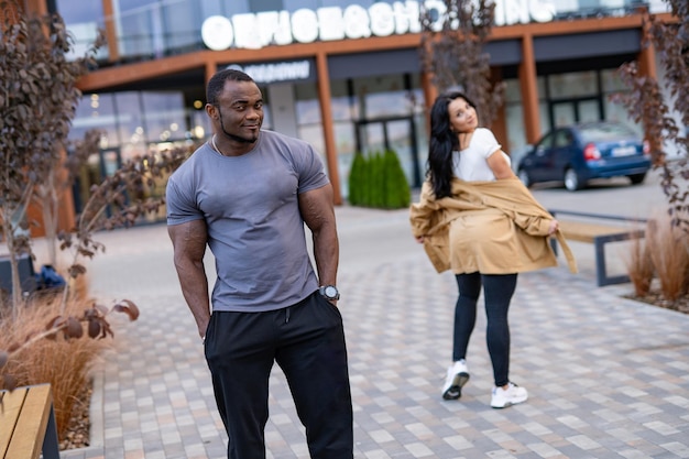 Photo monter un jeune couple marchant dans un parc urbain personnes en plein air tenant dans la nature de la ville