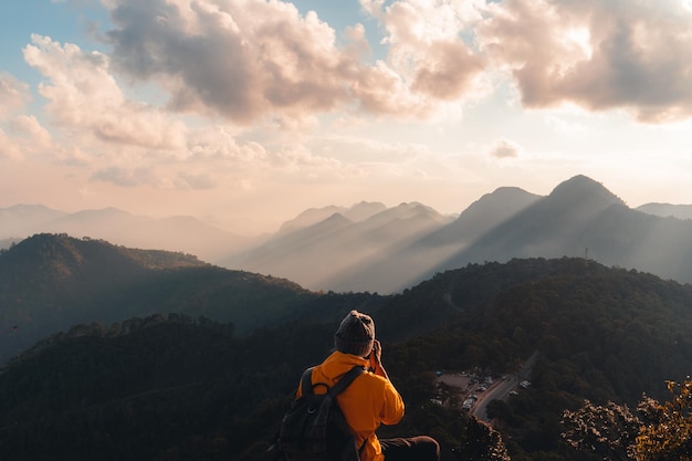 Monter la montagne le soir