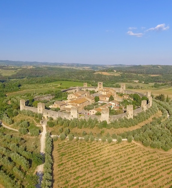 Monteriggioni, Toscane. Awrial vue panoramique sur ville et campagne.