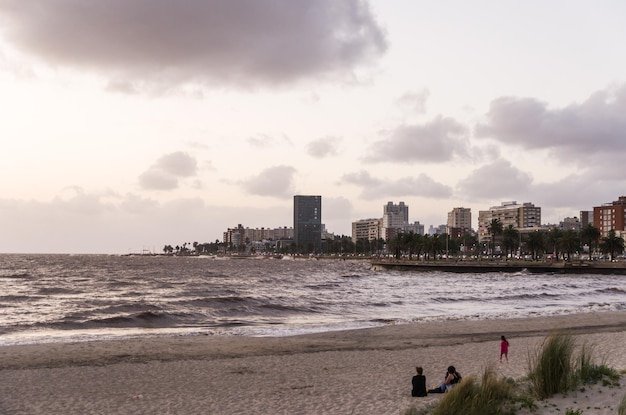 MONTEVIDEO URUGUAY 29 décembre 2023 Magnifique coucher de soleil à Ram