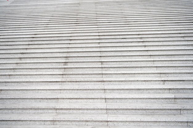 Montez les escaliers vers le succès. Escaliers en pierre à l'extérieur. Escalier ou escalier. Escaliers abstraits pour le fond. Des mesures concrètes. Architecture et structure. Succès et ambition.