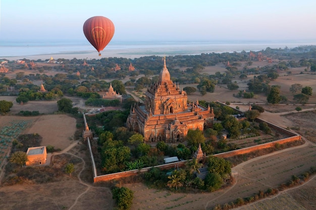 Montgolfière au-dessus des temples de Bagan Myanmar