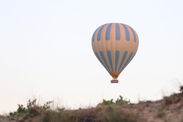 Montgolfière au-dessus de la ville de Göreme