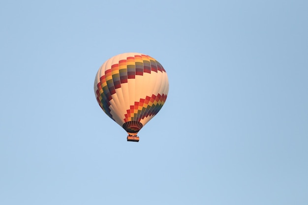 Montgolfière au-dessus de la ville de Göreme