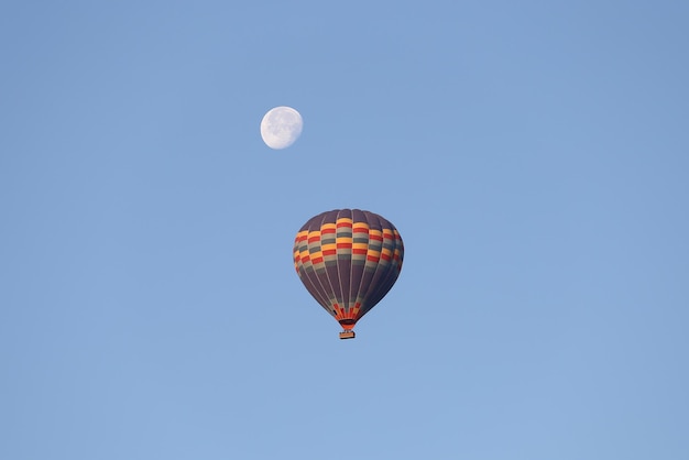 Montgolfière au-dessus de la ville de Göreme