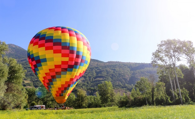 Montgolfière Contre Le Ciel Bleu