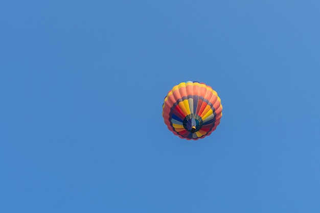 Photo montgolfière couleur sur fond de ciel bleu