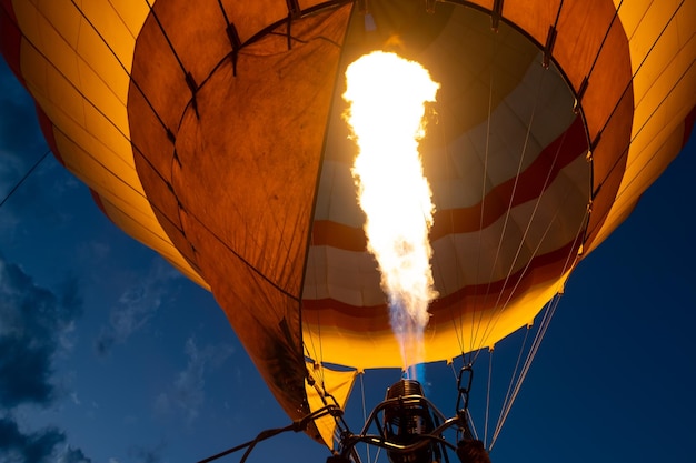 Montgolfière dans le ciel du soir