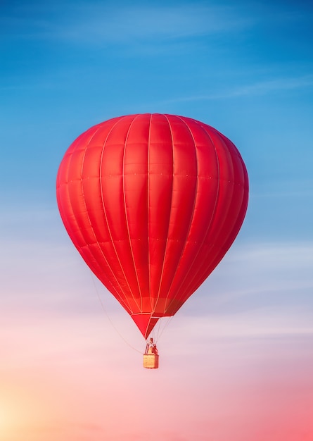 Montgolfière rouge dans le ciel bleu. Concept de voyage