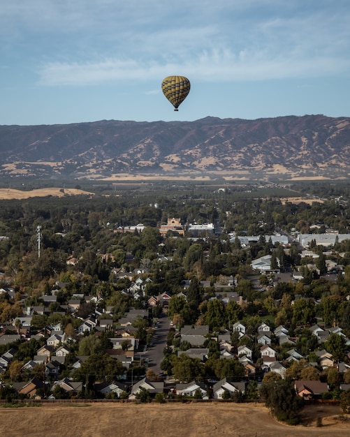 Montgolfière survolant une campagne