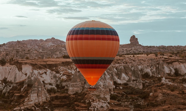 Montgolfière survolant la Cappadoce à l'aube