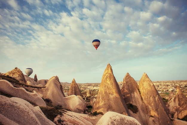 Montgolfière survolant le paysage rocheux à Cappadoce Turquie.