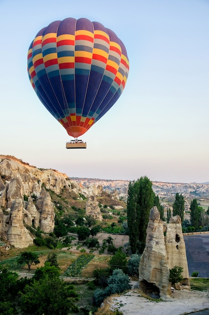 Montgolfière survolant le paysage rocheux à la Cappadoce Turquie