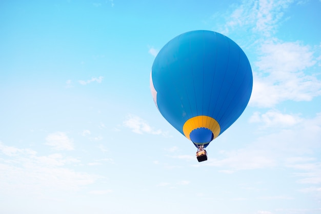 Montgolfière volant dans le ciel. Voyage et transport aérien