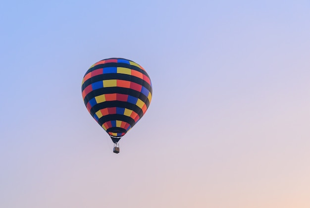 Montgolfière volant dans le ciel