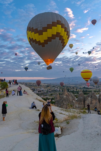 La montgolfière vole près des touristes