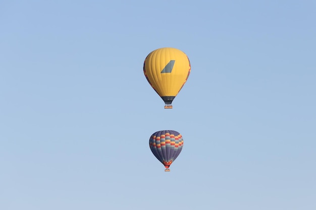 Montgolfières au-dessus de la ville de Göreme