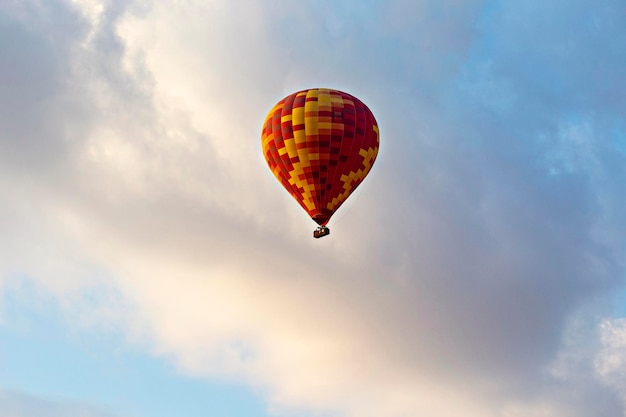 Montgolfières colorées dans l'air au-dessus de la Cappadoce (Kapadokya), Greme Turquie