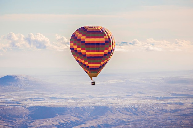 Montgolfières colorées dans l'air au-dessus de la Cappadoce (Kapadokya), Greme Turquie