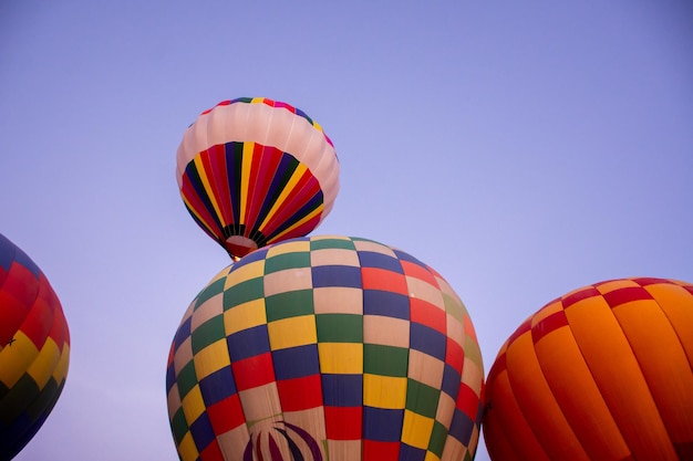 Montgolfières colorées dans le ciel