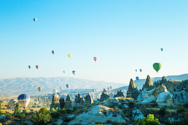 Montgolfières colorées survolant la cappadoce