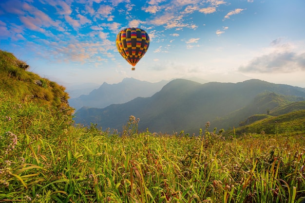 Montgolfières colorées survolant la montagne à Dot Inthanon à Chiang Mai en Thaïlande