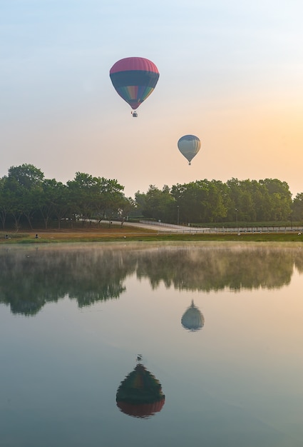 Montgolfières colorées tôt le matin