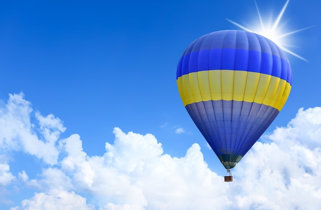 Montgolfières colorées en vol au-dessus du ciel bleu. Flou artistique