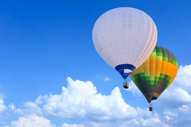Montgolfières colorées en vol au-dessus du ciel bleu
