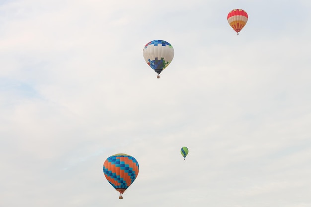 Montgolfières colorées en vol