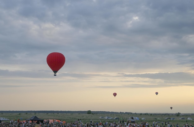 Montgolfières colorées volant au coucher du soleil