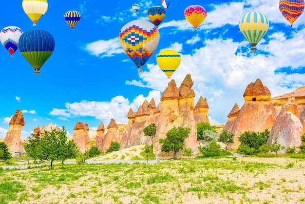 Photo montgolfières dans un lieu naturel unique dans la vallée de l'amour de cappadoce turkiye