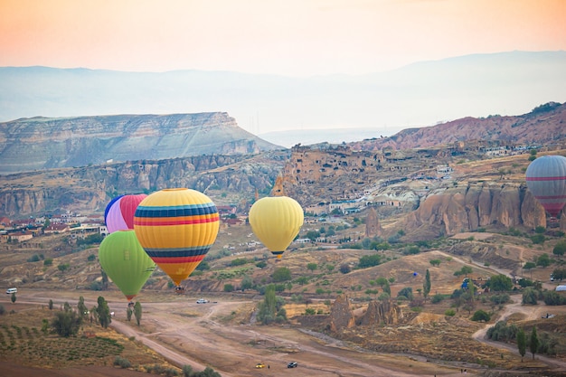 Montgolfières lumineuses dans le ciel de Cappadoce, Turquie