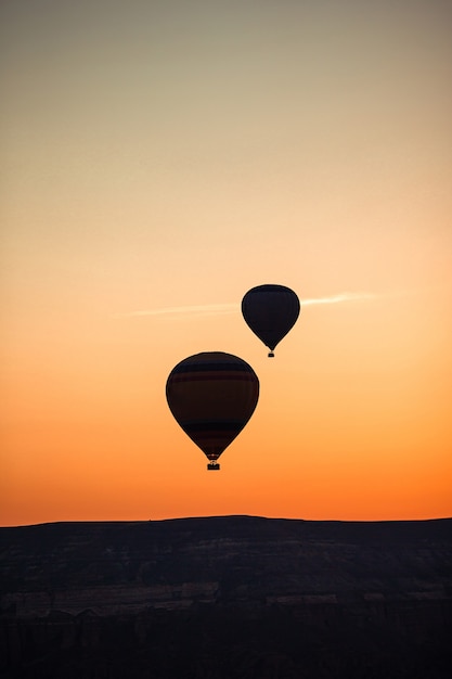 Montgolfières lumineuses dans le ciel de la turquie de cappadoce