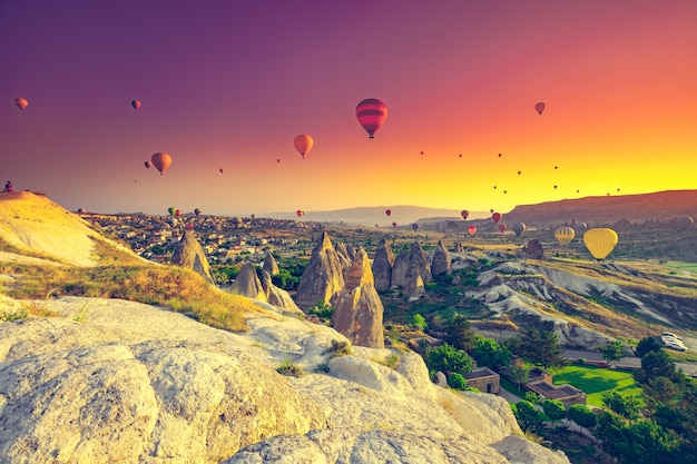 Montgolfières survolant la spectaculaire cappadoce