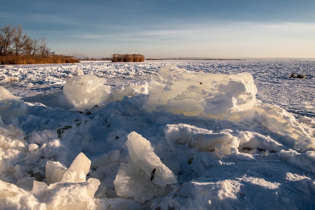 Des monticules de glace pendant l'hiver glacial au coucher du soleil.