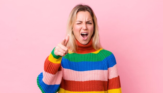 montrant la caméra avec une expression agressive en colère ressemblant à un patron fou furieux