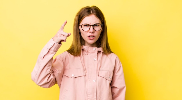 montrant la caméra avec une expression agressive en colère ressemblant à un patron fou furieux