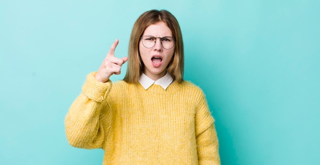 montrant la caméra avec une expression agressive en colère ressemblant à un patron fou furieux