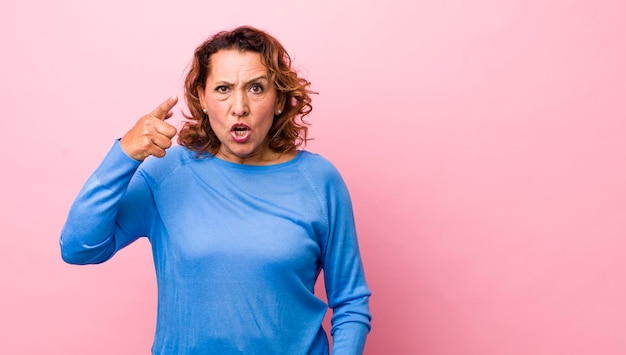 montrant la caméra avec une expression agressive en colère ressemblant à un patron fou furieux