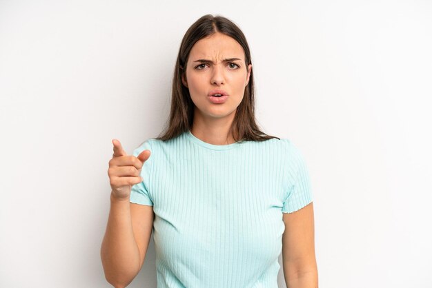 montrant la caméra avec une expression agressive en colère ressemblant à un patron fou furieux