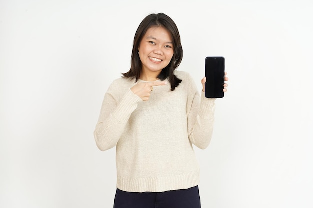 Montrant sur l'écran du smartphone vierge de belle femme asiatique isolé sur fond blanc