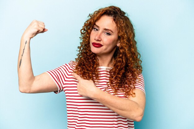 Photo montrant le geste de force avec les bras symbole du pouvoir féminin