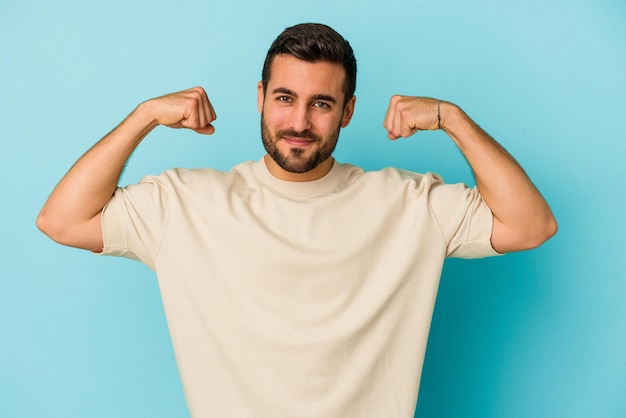 Montrant le geste de force avec les bras symbole du pouvoir féminin