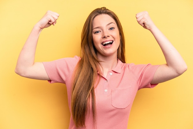 Montrant le geste de force avec les bras symbole du pouvoir féminin