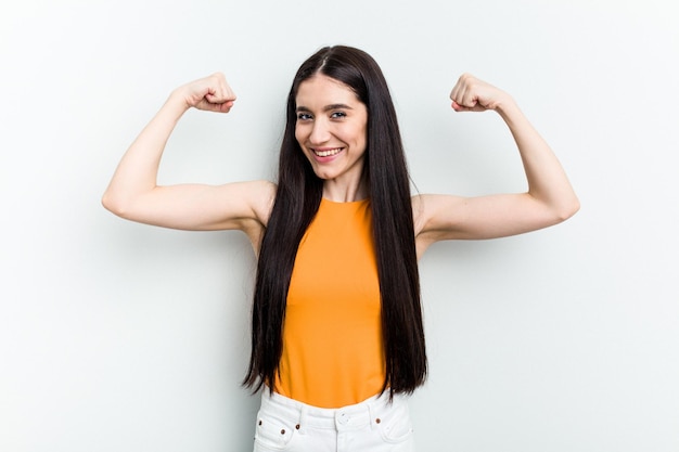 Montrant le geste de force avec les bras symbole du pouvoir féminin