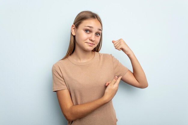 Montrant le geste de force avec les bras symbole du pouvoir féminin