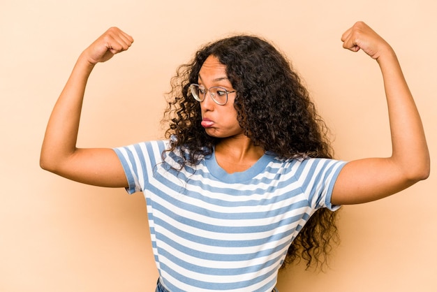 Montrant le geste de force avec les bras symbole du pouvoir féminin