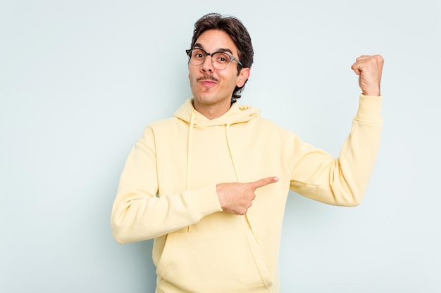 Montrant le geste de force avec les bras symbole du pouvoir féminin