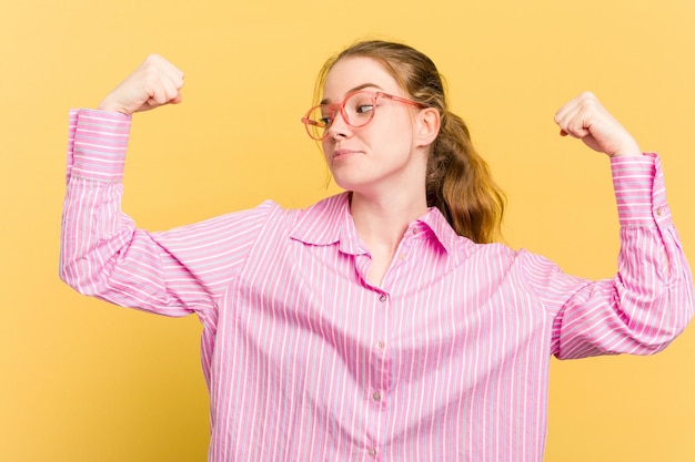 Montrant le geste de force avec les bras symbole du pouvoir féminin